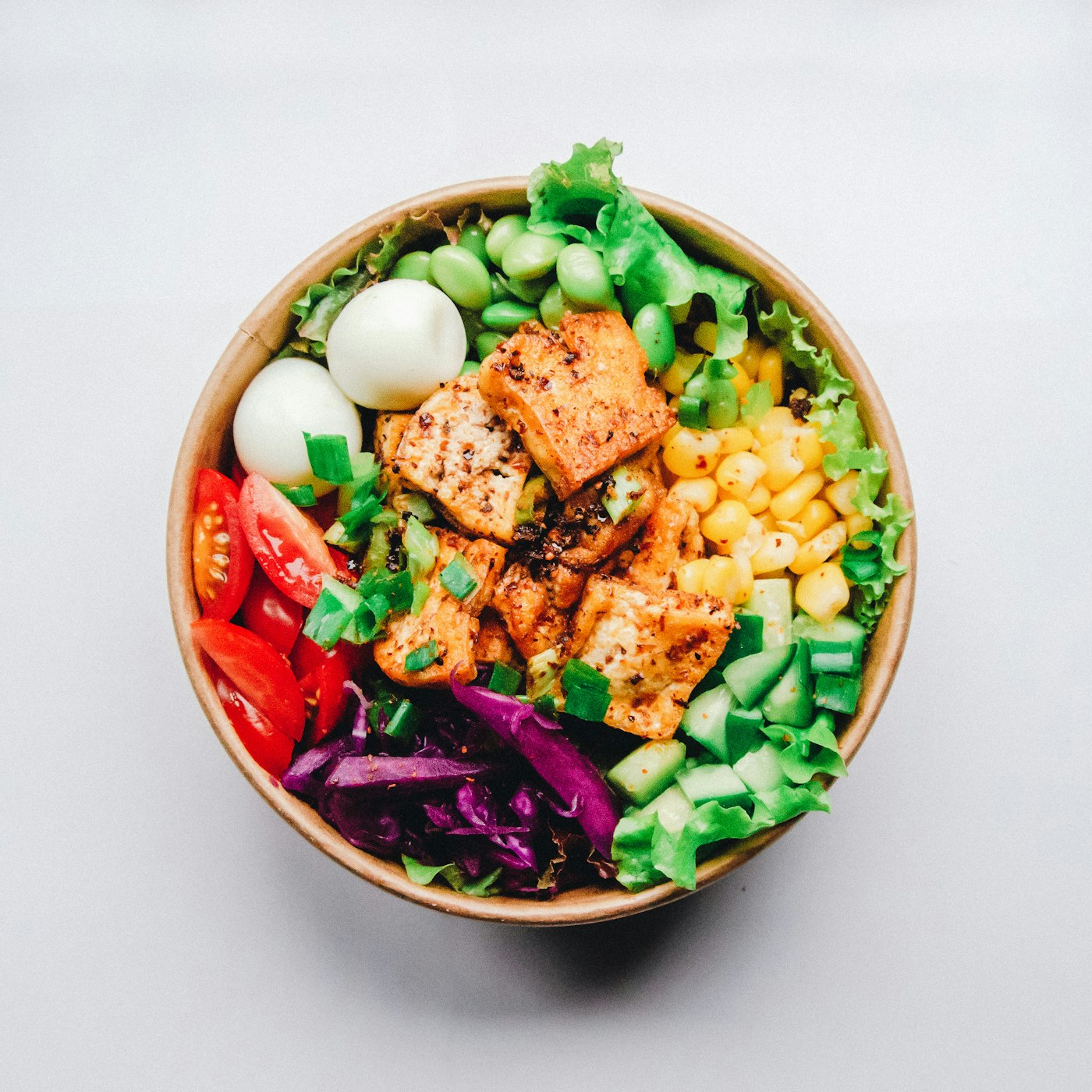Bowl de salada com vegetais coloridos