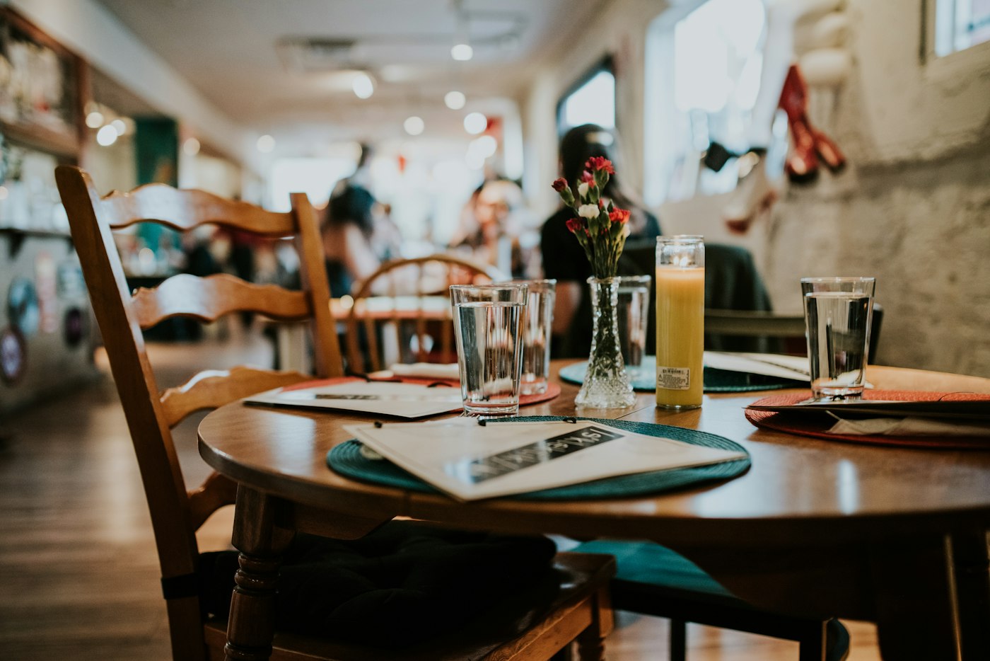 Mesa de café com bebidas