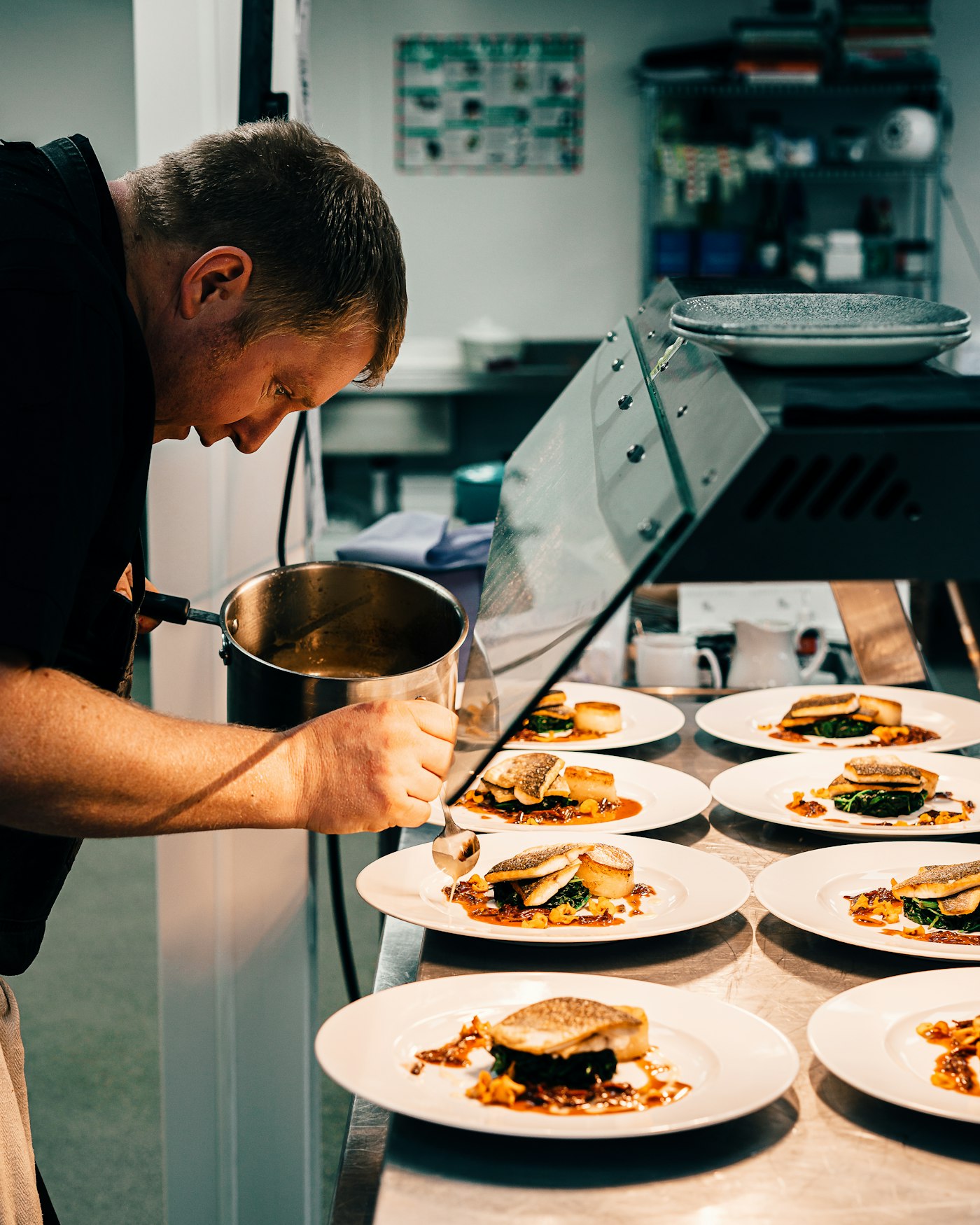 Cozinha de restaurante na hora do serviço