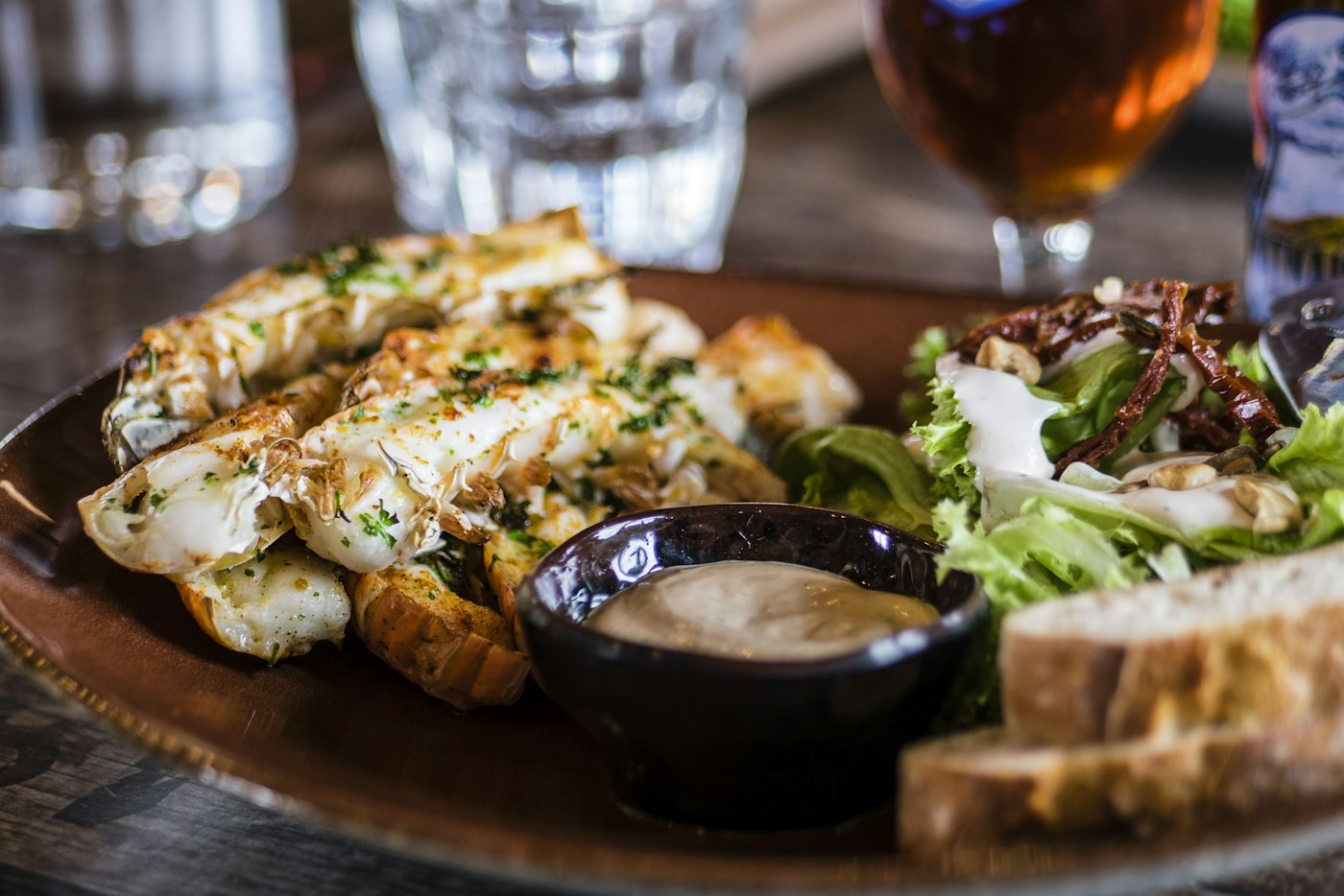 Prato de petiscos com molho e salada