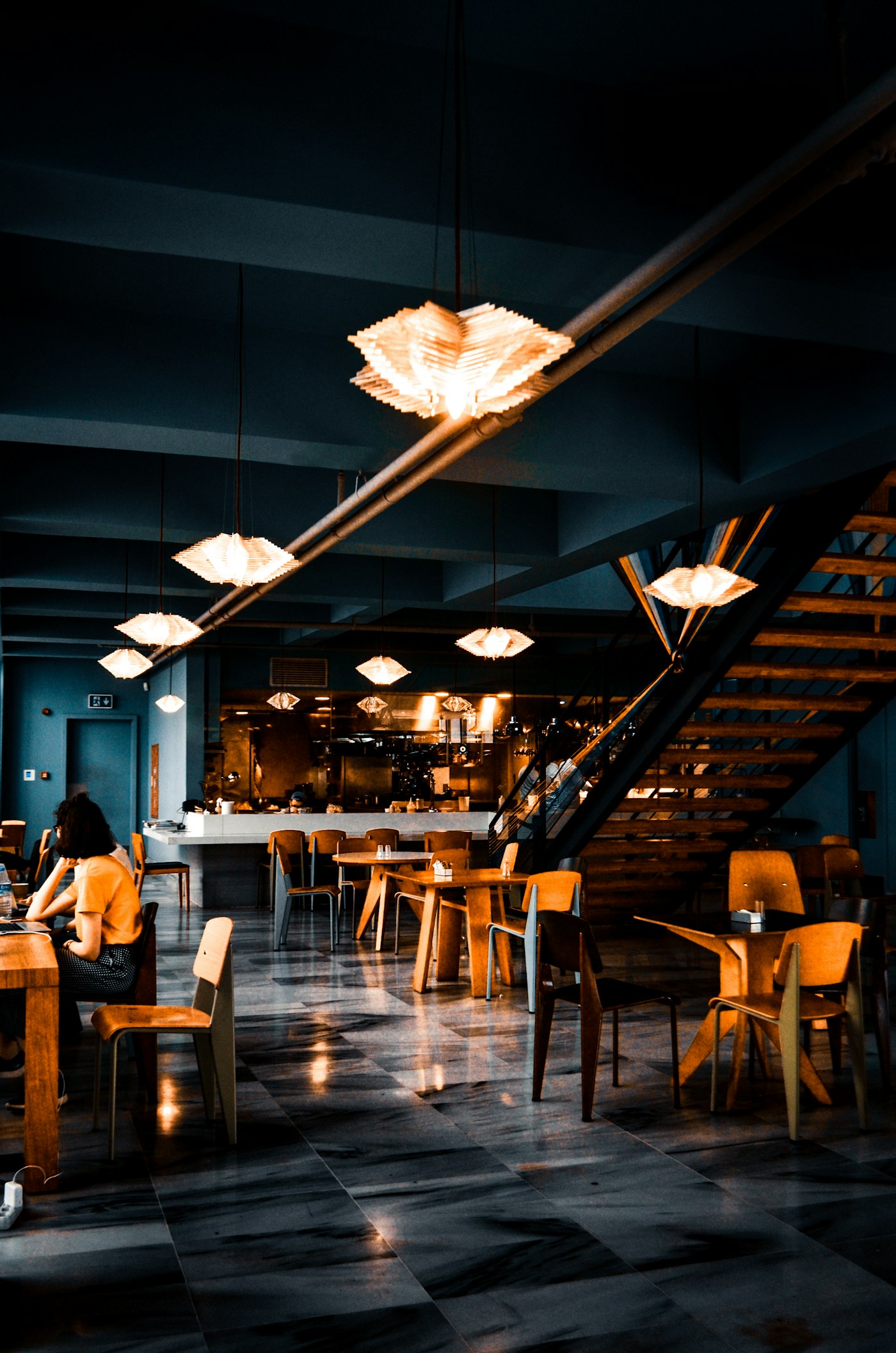 Salão de restaurante com iluminação baixa