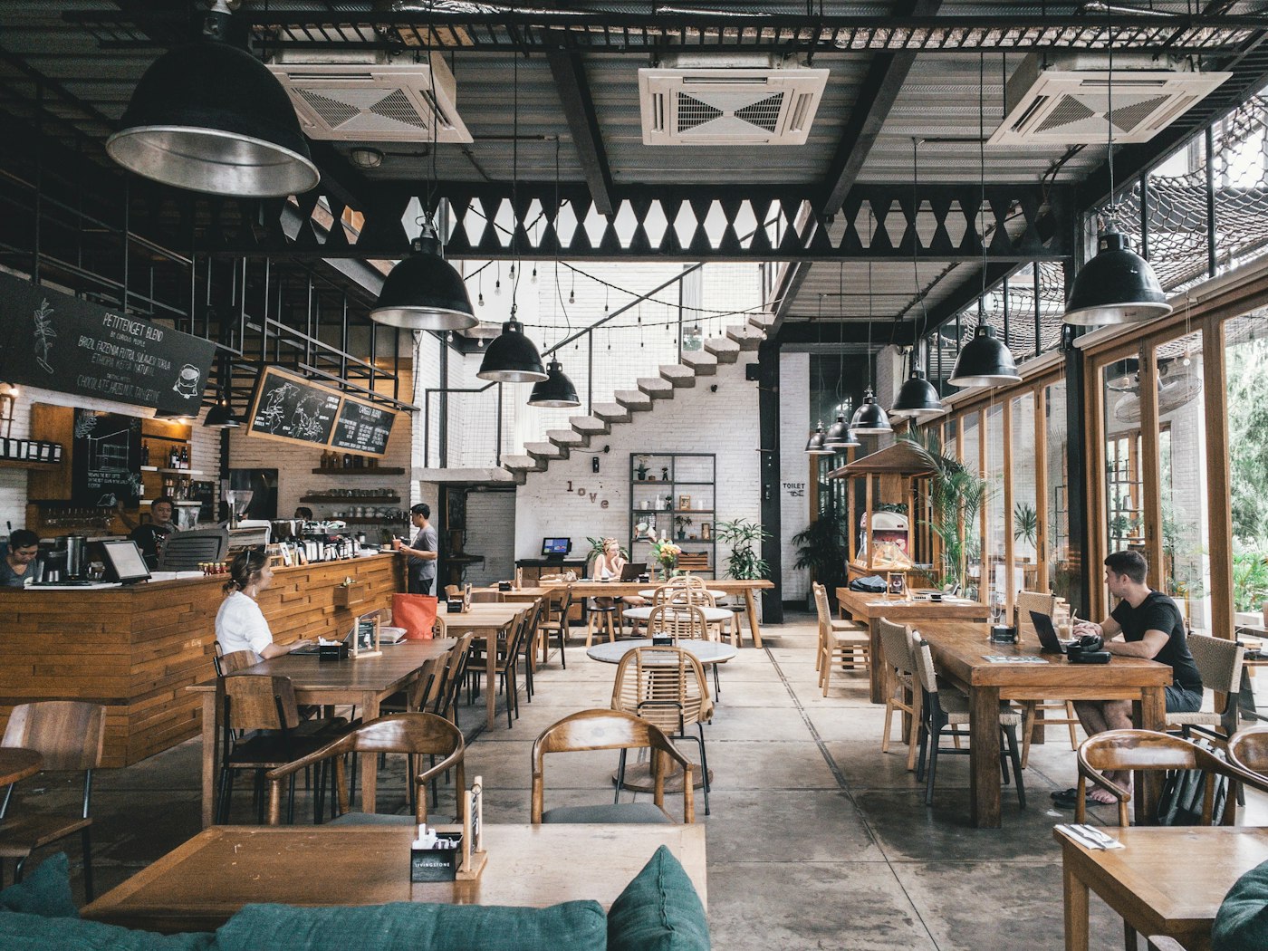 Salão de restaurante com decoração industrial